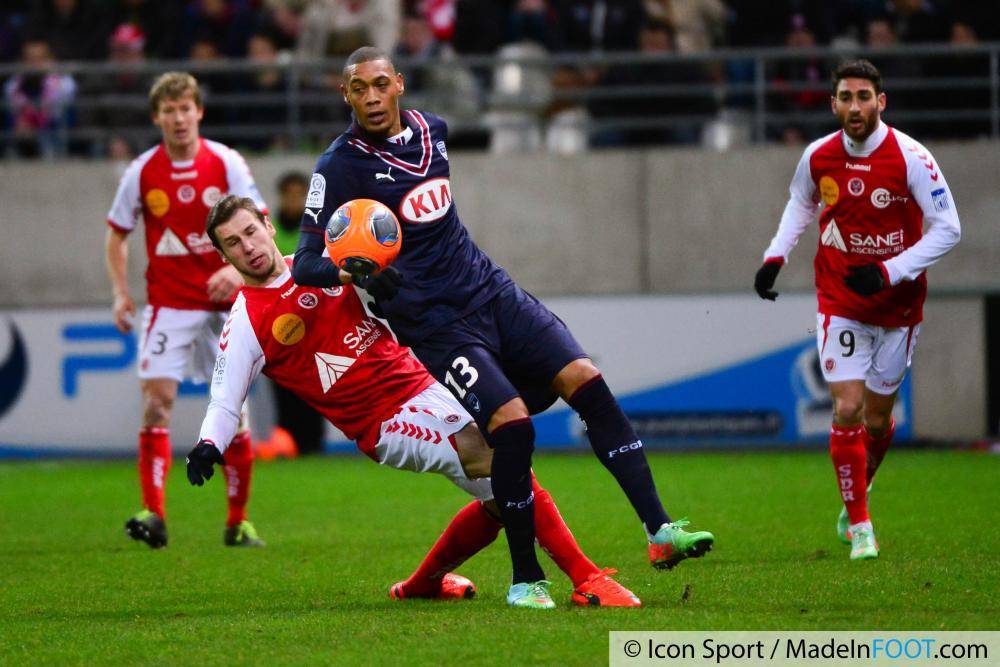 Grzegorz Krychowiak à la lutte avec Guillaume Hoarau