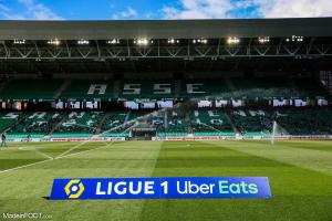 La pelouse du stade Geoffreoy-Guichard arrosée.