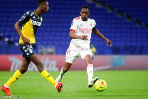 Chrislain Matsima au duel avec Tino Kadewere