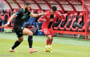Moukoudi qui lutte pour obtenir le ballon