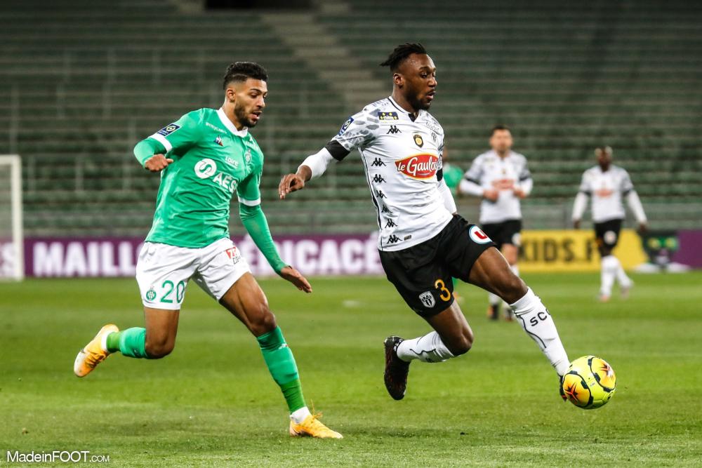 Denis Bouanga au duel avec Souleyma Doumbia