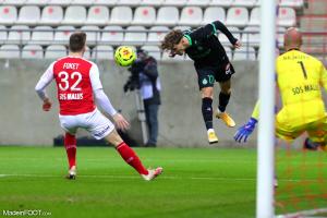 Adil Aouchiche, le milieu de terrain offensif de l'AS Saint-Etienne.