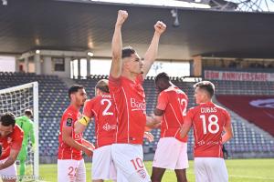 Zinedine Ferhat, le milieu de terrain offensif du Nîmes Olympique (Ligue 2).